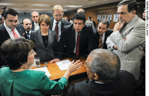 Falta de consenso impede votação de projeto que criminaliza homofobia Ana Rita (E) e Paulo Paim, relator, ouvem ponderações sobre o projeto antes da reunião