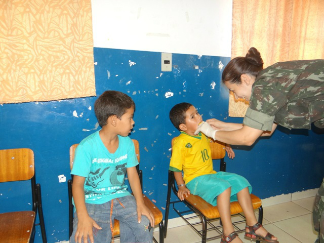 Rotary e parceiros realizam ação social em Amambai A dentista Fernanda Mendes Fernandes realizou em 2014 procedimentos de saúde bucal