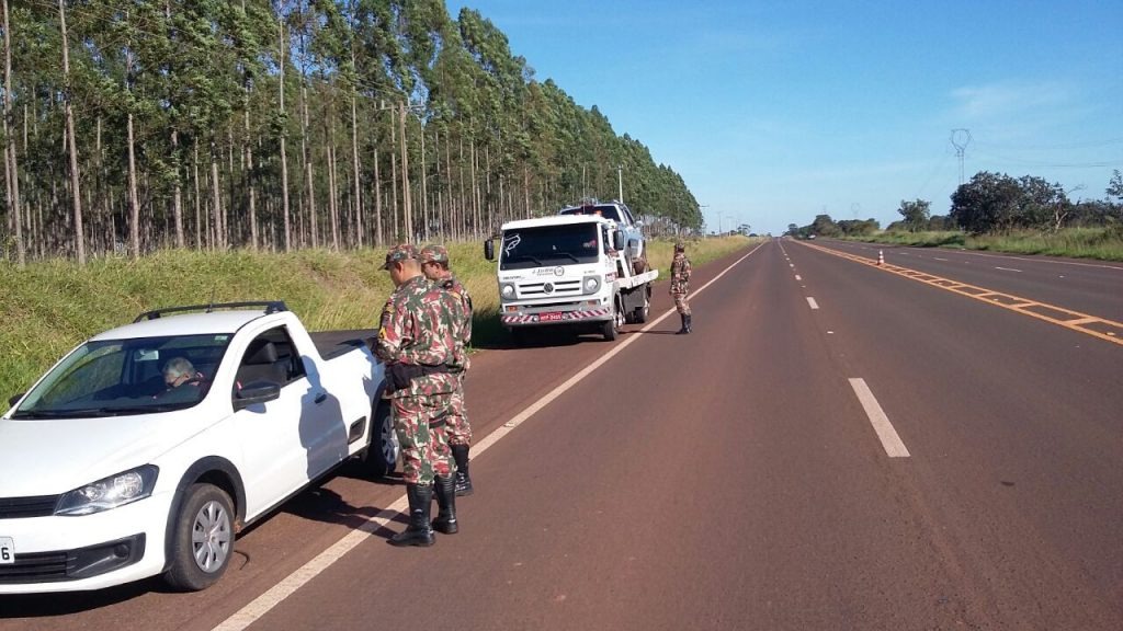 A fiscalização nas rodovias é uma das ações dos policiais militares ambientais.