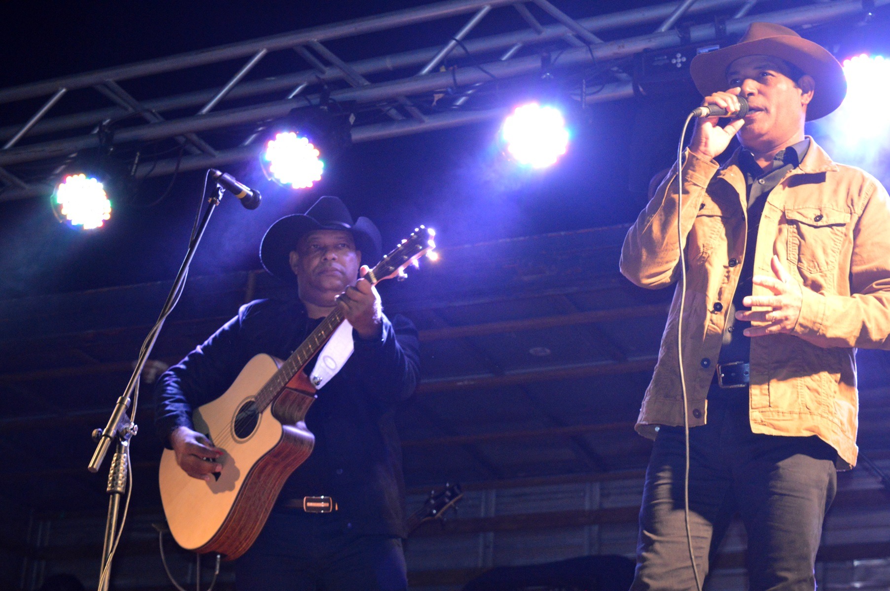 Tonny e Rhael foram atração da Festa da Colheita em Amambai A dupla Tonny e Rhael foram atração / Foto: Moreira Produções