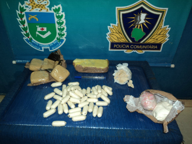 PMA prende mulher com quase 2 kg de pasta base de cocaína em ônibus