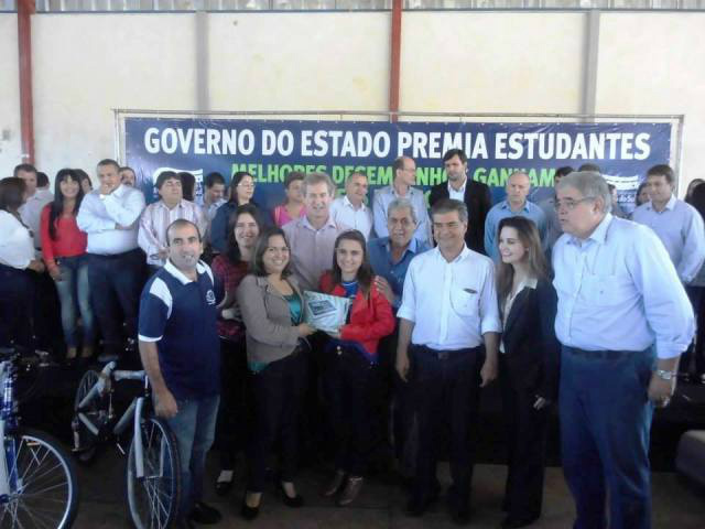 Edson de David participa de entrega de prêmios para alunos destaques em Amambai O prefeito do município vizinho esteve visitando Amambai e entregando prêmios para os estudantes de sua cidade / Foto: Assessoia