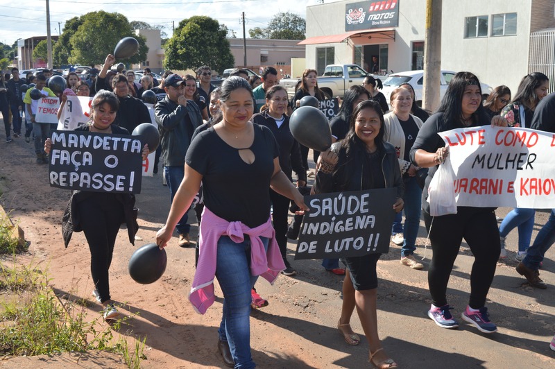 Com salários atrasados, funcionários da Sesai fazem protesto em Amambai Manifestantes andaram pelo centro de Amambai e se dirigiram até a Câmara Municipal / Foto: Moreira Produções