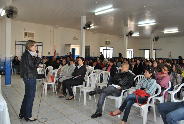 Segundo seminário sobre o Previbai é realizado no Simted de Amambai Procuradora municipal Deise Regina explicou aos presentes questão referentes à aposentadoria. Foto: Moreira Produções.