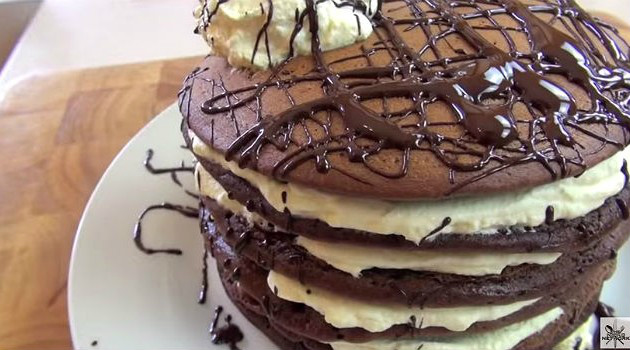 Saiba como preparar um bolo de chocolate feito com panquecas