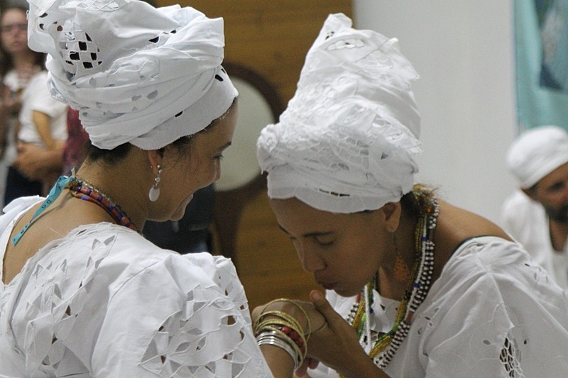 Como as famílias brasileiras vem praticando a fé em meio ao isolamento social? Sacerdotisa Íyá Leke Adriana de Iyemojá tem enviado fotos de celebrações antigas para