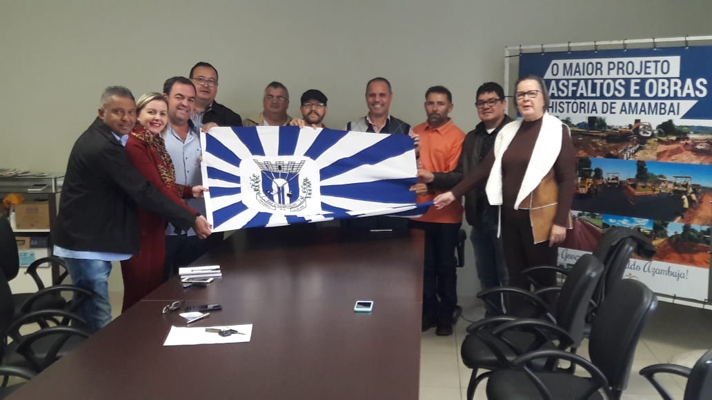 Integrantes da Academia Amambaiense de Letras ao lado de vereadores e também, ao lado do prefeito da cidade. 