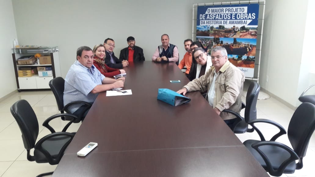 Reunião entre membros da Academia Amambaiense de Letras juntamente com vereadores e prefeito. 