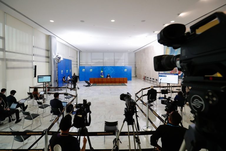 Projetos aumentam punição para agressões contra jornalistas Preocupados com a segurança de jornalistas, deputados querem aumentar punição para agressões contra profissionais / Foto: Alan Santos/Presidência da República