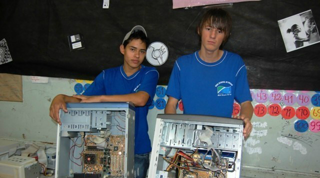 Alunos do curso técnico em Informática da escola Felipe de Brum durante feira / Foto: Moreira Produções