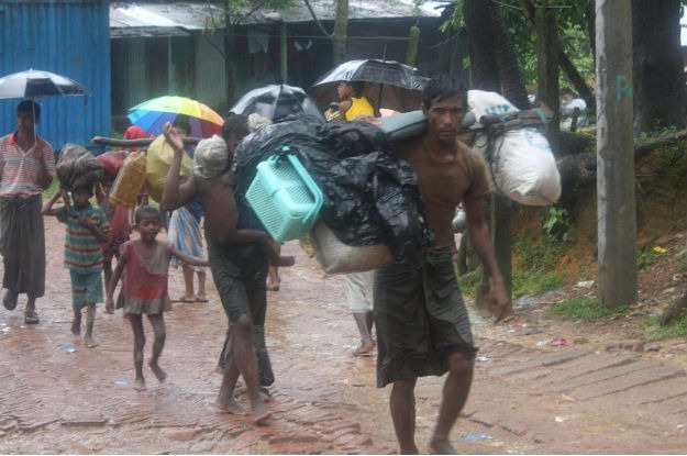 Refugiados rohingya chegam ao campo de Kutupalong no Bangladesh. Foto: Acnur/Vivian Tan