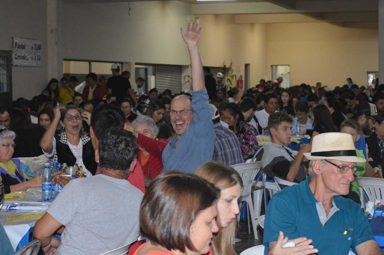 Festa da Padroeira aconteceu em Amambai neste final de semana; veja fotos Sérgio Barbosa estava marcando a cartela de um dos sortudos e esta foi a vibração ao ouvir a última pedra do bingo / Foto: Moreira Produções