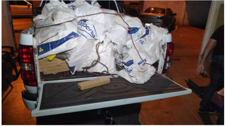 Agente de saúde de Amambai e comparsa são presos com meia tonelada de maconha Sacos com tabletes de maconha que foram encontrados na residência. (Foto: Adilson Domingos)