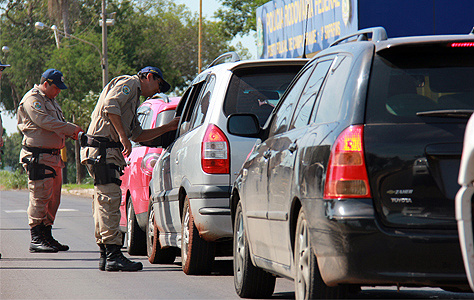 PRF prende 45 motoristas no feriado em MS dirigindo embriagados