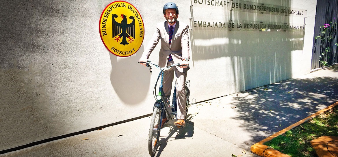 Embaixada da Alemanha no MéxicoO embaixador da Alemanha no México, Viktor Elbling, pedala todos os dias até o trabalho.