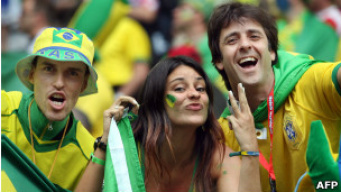 Crescimento motiva brasileiros a emigrar menos, diz OCDE Crescimento da economia brasileira teria motivado brasileiros a deixar de emigrar para o exterior