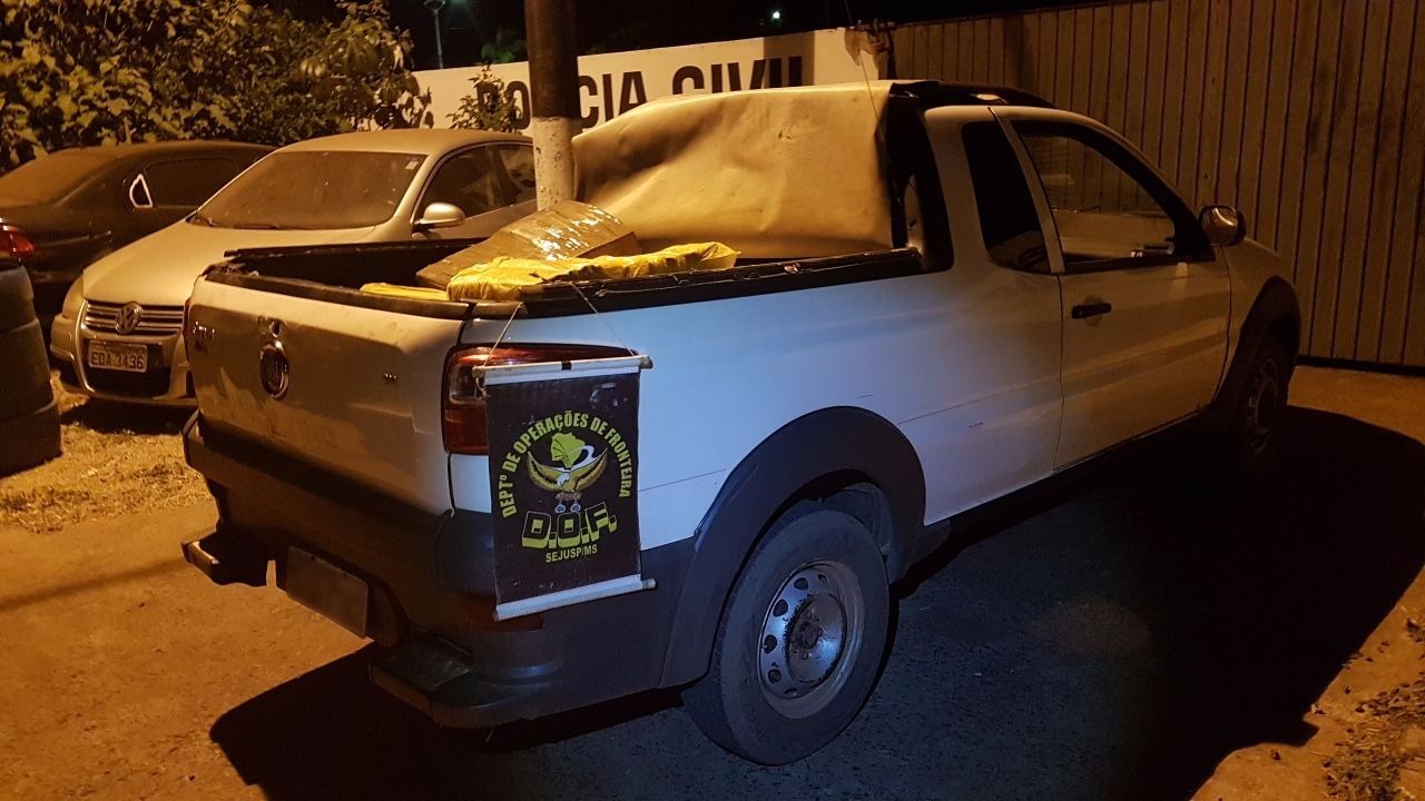 A droga era transportada em um veículo Fiat Strada com registro de furto.