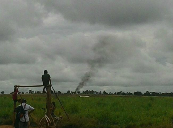 Funai denuncia expulsão de indígenas em Coronel Sapucaia Indígenas fogem às pressas de barracos incendiados Foto: Via WhatsApp