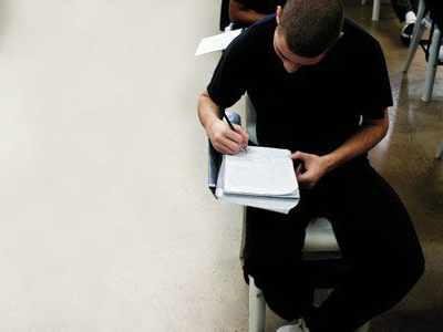 A inserção deve contemplar as diversas faixas etárias e níveis de instrução, em qualquer fase do período letivo.