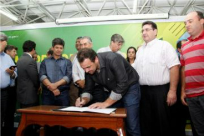 Governo e municípios tentam amenizar estragos causados pelas chuvas Juvenal Neto assina o convênio / Foto: Edson Ribeiro