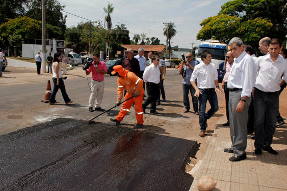 Puccinelli assina ordens de serviço e entrega obras em quatro municípios Puccinelli assina ordens de serviço e entrega obras em quatro municípios