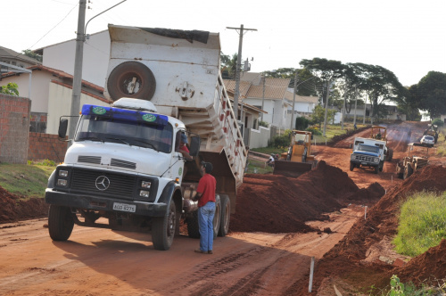 Ruas de Amambai estão recebendo pavimentação asfáltica Quatro quadras da Vila Manvailer serão asfaltadas.