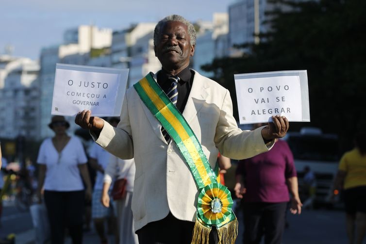 Ato em apoio ao governo de Jair Bolsonaro na orla de Copacabana/ Foto: Fernando Frazão/Agência Brasil