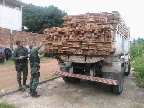 PMA e Polícia Civil apreendem carreta com carga de madeira ilegal