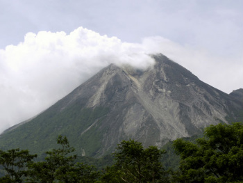 Fumaça sai do vulcão do Monte Merapi, em Balerante, na ilha indonésia de Java, nesta terça-feira (26).