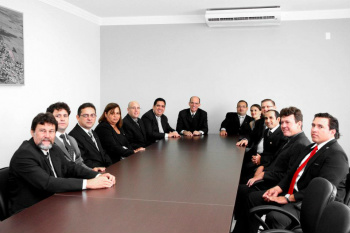 Expediente na Prefeitura de Amambai será interno até dia 15 de janeiro Sérgio e secretários no gabinete do prefeito logo após sua posse. / Foto: Suzenilto Amaral