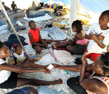 A relatora brasileira visitou acampamentos no Haiti.