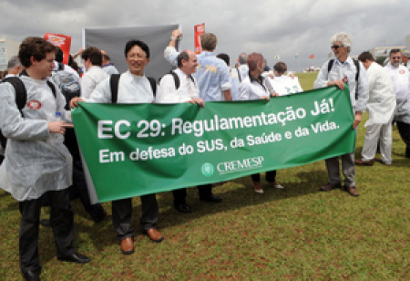 Médicos fazem manifestação pedindo mais recursos para a saúde Médicos fazem manifestação pedindo mais recursos para a saúde