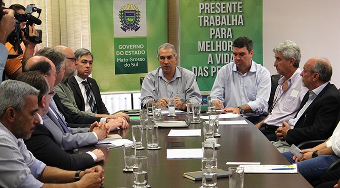 Reinaldo Azambuja em reunião com representantes de diversos segmentos para definição da redução da alíquota do ICMS.