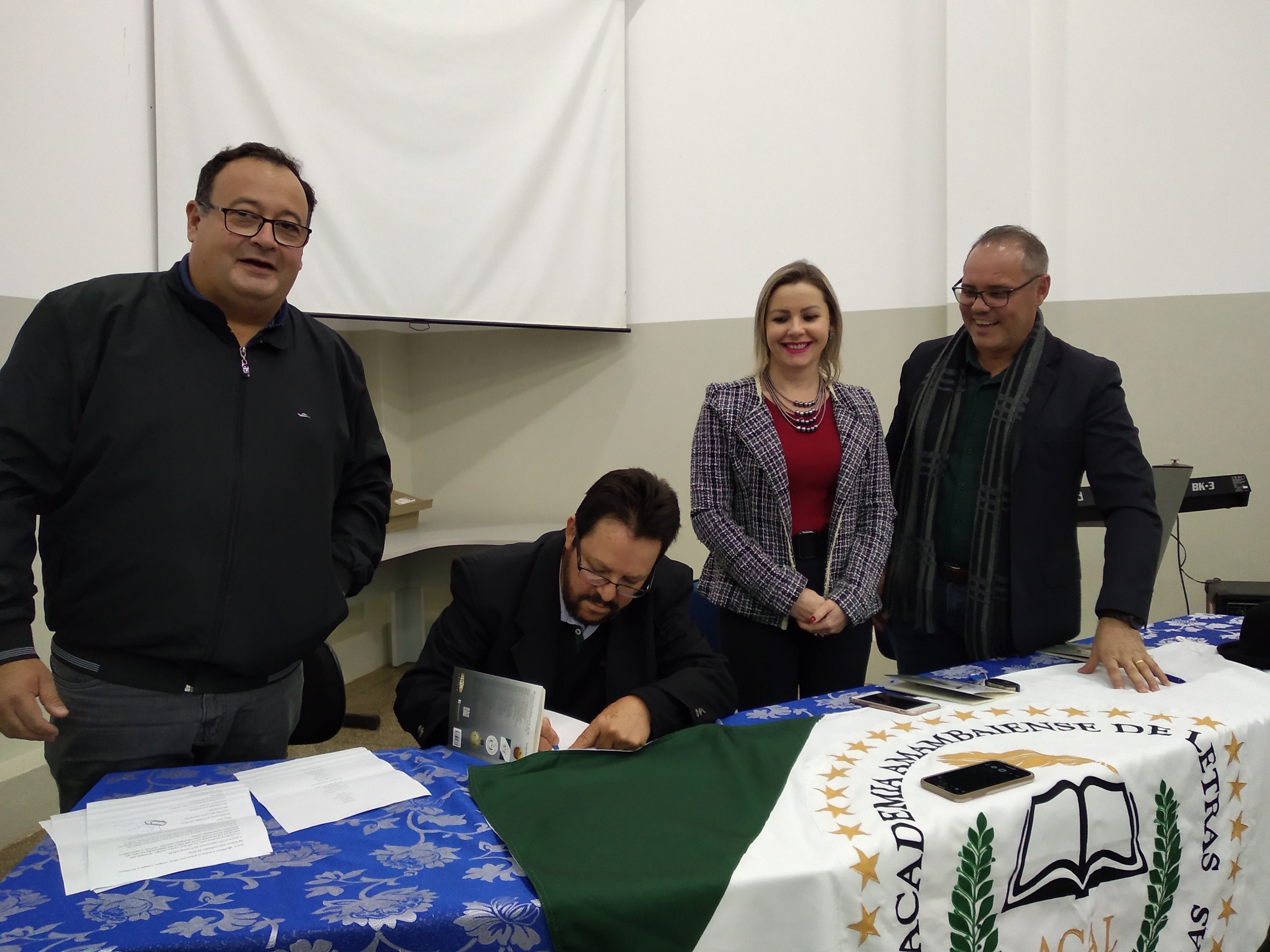 Escritor Edirley com autoridades durante lançamento do livro 