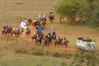 5ª Cavalgada da Fazenda São Geraldo integra e valoriza homem do campo O trajeto de 40 km foi percorrido por mais de 50 cavaleiros.