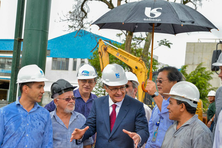 O governador Geraldo Alckmin visita obra da Sabesp; a estatal é a responsável pela captação e distribuição de água no estado de São Paulo