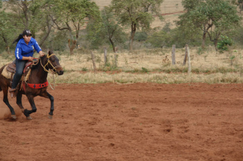 5ª Cavalgada da Fazenda São Geraldo integra e valoriza homem do campo Pâmela Jhuli, Rainha da Cavalgada, também particvipou das provas no Clube de Laço Sossego.