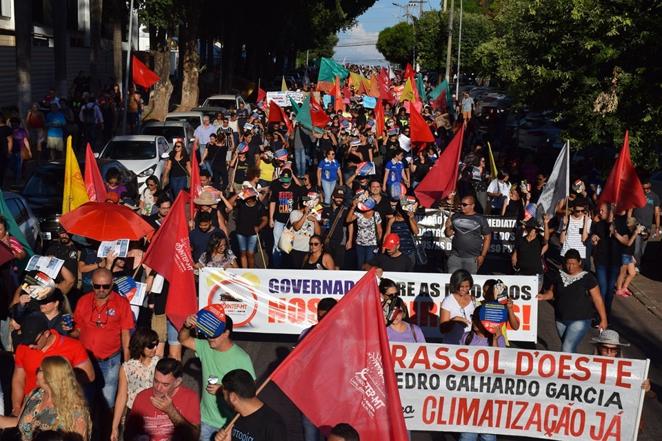 Educadores do Mato Grosso entram em greve por tempo indeterminado