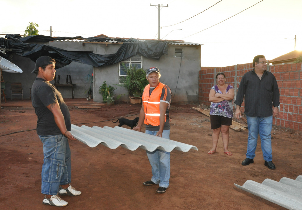 Entrega de telhas e matérias para a restauração foi realizado na tarde dessa terça-feira (24) e ao longo da quarta-feira (25). O vice-prefeito, Dr. Bandeira, acompanhou as ações, juntamente com Secretários Municipal / Foto: Assessoria