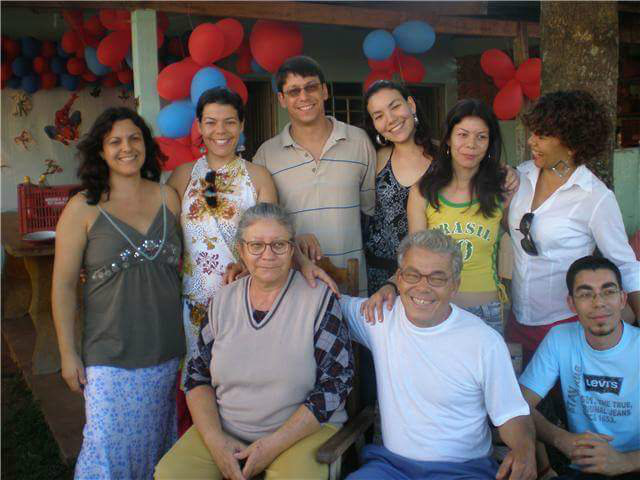 Aldo Emanuel de Moraes acompanhado de sua esposa e dos sete filhos / Foto: Arquivo Pessoal