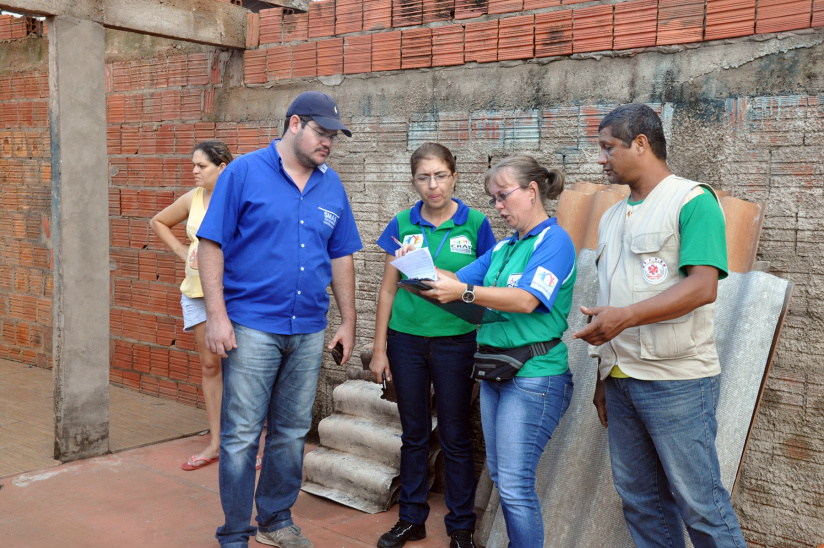 Famílias afetadas por temporal em Amambai são atendidas pela prefeitura