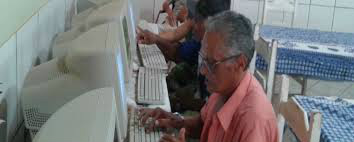 Acadêmicos da UEMS ensinam idosos a navegar na internet