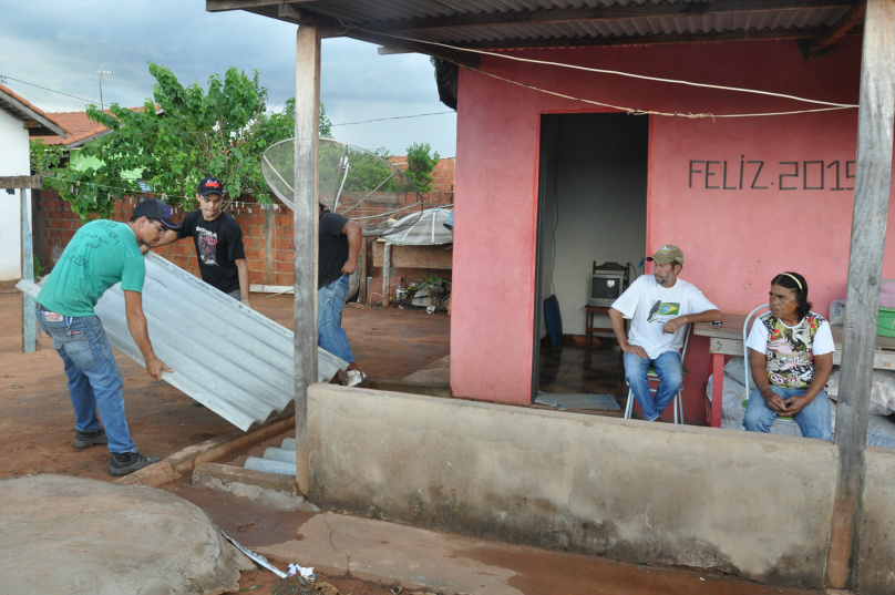 As equipes trabalharam prontamente na distribuição de lonas para sanar as necessidades instantaneamente e logo após, folhas de Eternit / Foto: Assessoria
