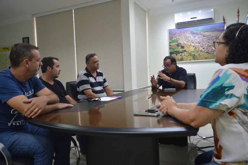 Membros da diretoria do Sisem reunidos com o prefeito / Foto: Moreira Produções