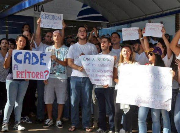 Manifestação reuniu mais de cem alunos nesta quarta-feira (25) Foto: Diogo Gonçalves