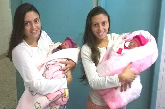 Gêmeas dão à luz na mesma maternidade e quase na mesma hora