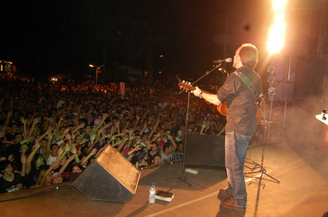 15ª Marcha para Jesus acontece neste sábado (15) em Amambai Marcha para Jesus do ano de 2011 trouxe David Quinlan, líder do Ministério Paixão, Fogo e Glória. Foto: Moreira Produções.