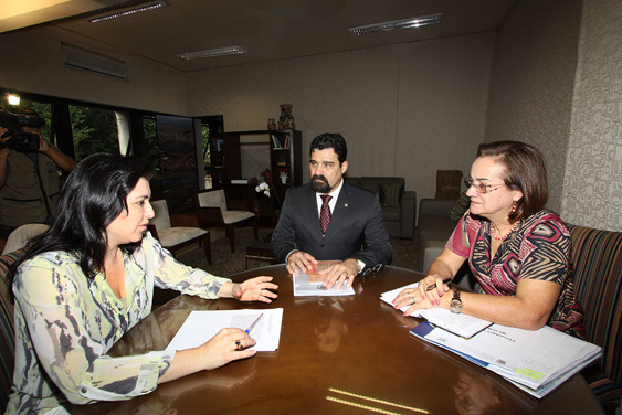 Simone discute ações de combate às drogas nas escolas estaduais Simone discute ações de combate às drogas nas escolas estaduais