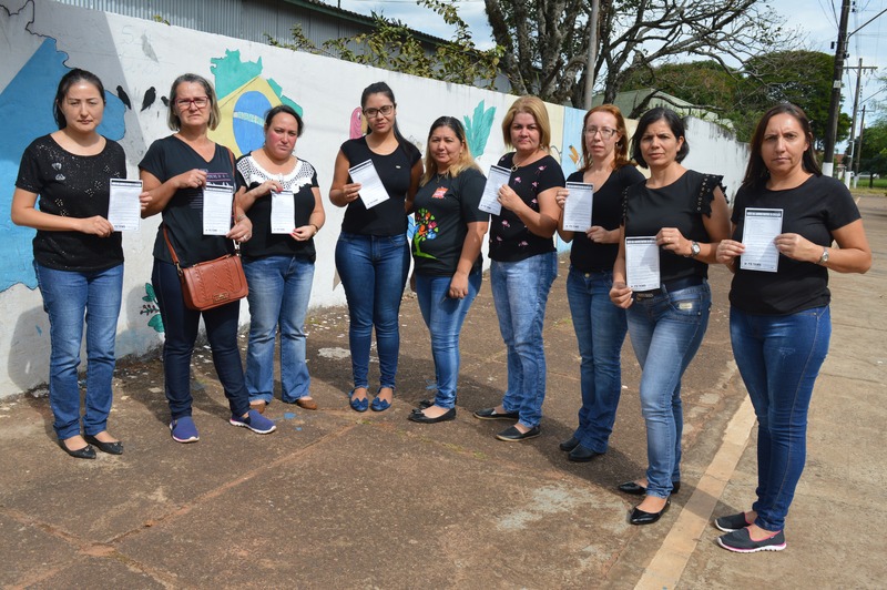 Administrativos em greve fizeram panfletagem nas escolas amambaienses O objetivo, segundo os profissionais, foi explicar aos alunos e aos pais o motivo da greve e pedir o apoio da comunidade escolar.