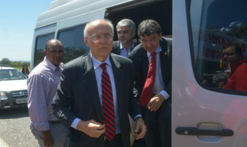 Genoino passa mal e é conduzido às pressas a hospital de Brasília Senador Eduardo Suplicy esteve na Papuda na manhã desta quinta para visitar condenados do mensalão